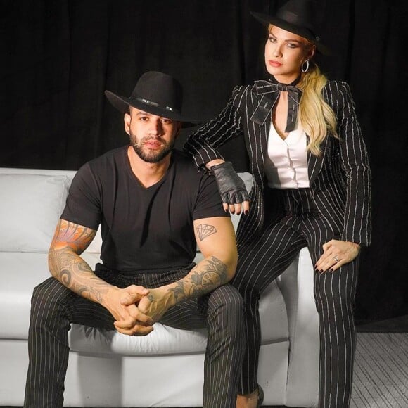 Gusttavo Lima e a mulher, Andressa Suita, usaram look inspirado na série 'Peaky Blinder'