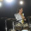 Ivete Sangalo abre show tocando solo na bateria