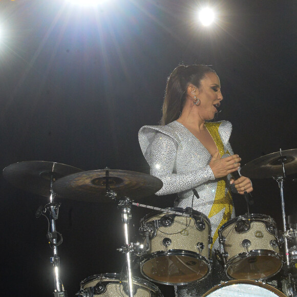 Ivete Sangalo abre show tocando solo na bateria