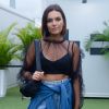 Mom jeans, tênis e blusa com transparência: look fashion e confortável para o Rock in Rio