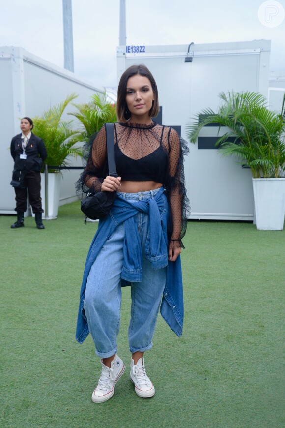 Mom jeans, tênis e blusa com transparência: look fashion e confortável para o Rock in Rio
