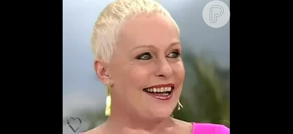 Ana Maria Braga apresentou programa com os cabelos raspados durante tratamento contra câncer, em agosto de 2001