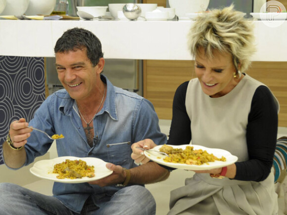 Antonio Banderas ensinou uma receita de paella para Ana Maria Braga no 'Mais Você' em maio de 2011