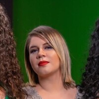 Macacão e decote: os looks glow de Marília Mendonça, Simone e Simaria em clipe