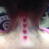 Flávia Alessandra tatua quatro coraçõezinhos vermelhos no pescoço