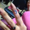 Flávia Alessandra tatua uma lua no dedo indicador