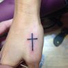 Flávia Alessandra tatua uma cruz na mão