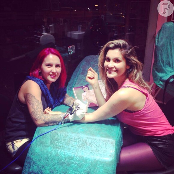 Flávia Alessandra tatua com a profissional Marília do estúdio Kiko Tattoo