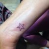 Flávia Alessandra também tatua uma estrela no pulso