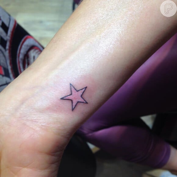 Flávia Alessandra também tatua uma estrela no pulso