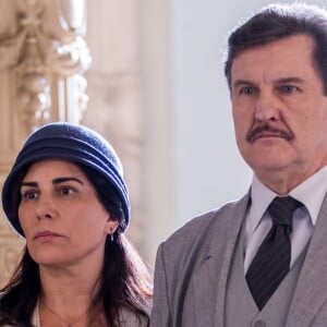 Júlio (Antonio Calloni) expulsa o cachorro e Lola (Gloria Pires) vai a janela para ver o que está acontecendo na novela 'Éramos Seis'