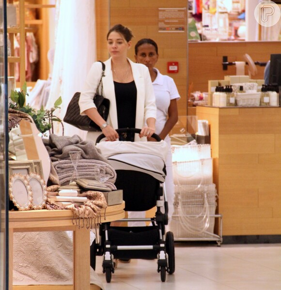 Luma Costa foi ao shopping acompanhada por uma babá