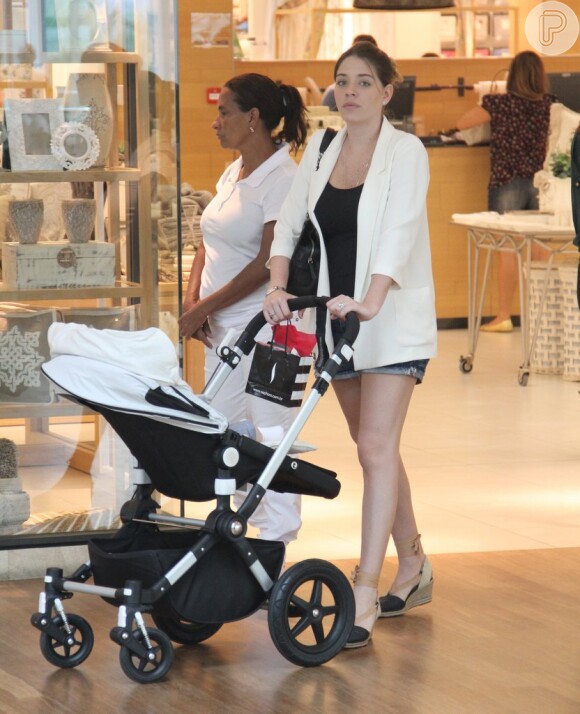 Luma Costa levou seu filho, Antonio, para passear no shopping Village Mall na Barra da Tijuca, Zona Oeste do Rio, nesta quinta-feira, 16 de outubro de 2014