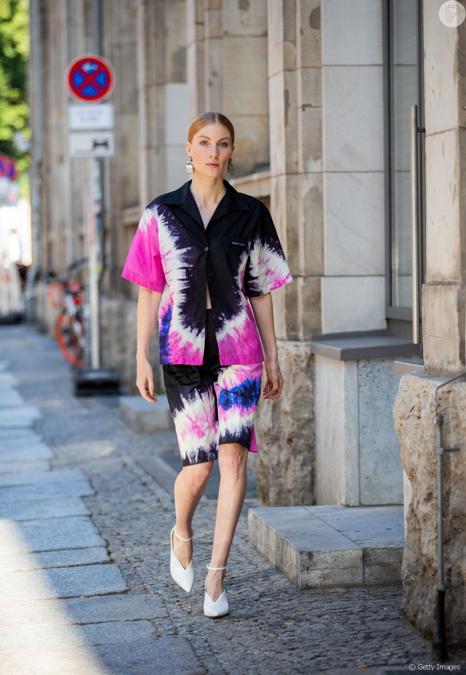 Três tendências de verão em um look só: conjuntinho, bermuda e tie-dye