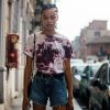 Short jeans e camiseta com estampa tie-dye formam uma dupla perfeita para a moda verão 2020