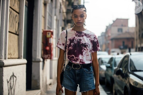 Short jeans e camiseta com estampa tie-dye formam uma dupla perfeita para a moda verão 2020