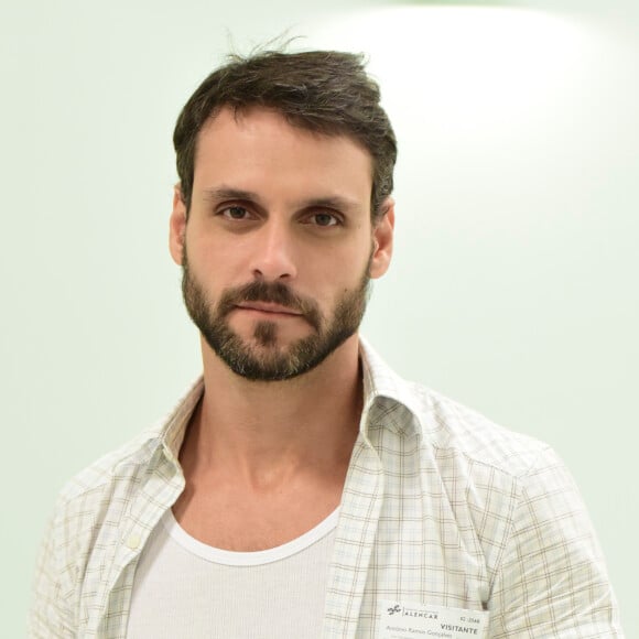 Na novela 'Topíssima', Felipe Cunha vive o taxista Antonio