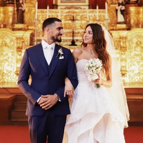 Thaila Ayala escolheu vestido romântico criado por por Marta Macedo, da grife carioca Martu