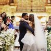 Thaila Ayala e Renato Goés trocam beijos na igreja