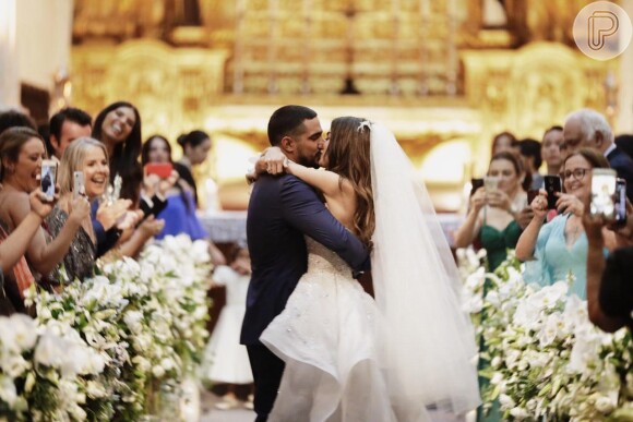 Thaila Ayala e Renato Goés trocam beijos na igreja