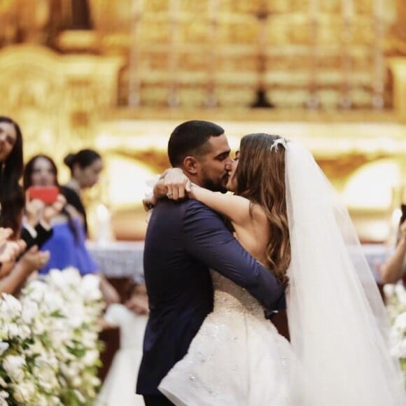 Thaila Ayala e Renato Goés trocam beijos na igreja