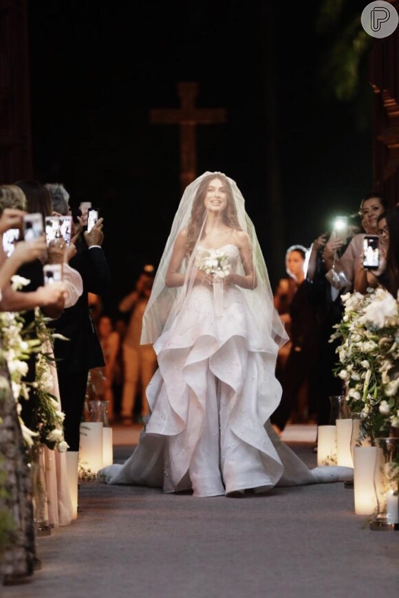 Thaila Ayala esteve deslumbrante em cerimônia intimista na histórica Igreja do Carmo, em Recife, cidade natal do noivo, no último sábado, 05 de outubro de 2019