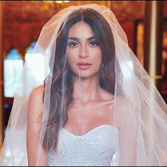 Vestido de casamento de Thaila Ayala possui bordado que mostra o céu no momento em que o casal se conheceu e os mapas astral de cada um