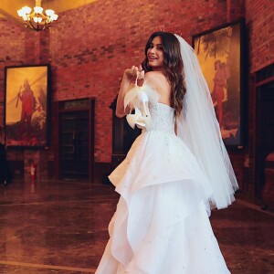 Thaila Ayala usou vestido sustentável para casamento com Renato Goés: 'Nosso gazar de seda é de uma empresa que tem métodos sustentáveis de produção'