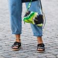 Calça mom jeans + sandália birken: look de verão fresco e estiloso