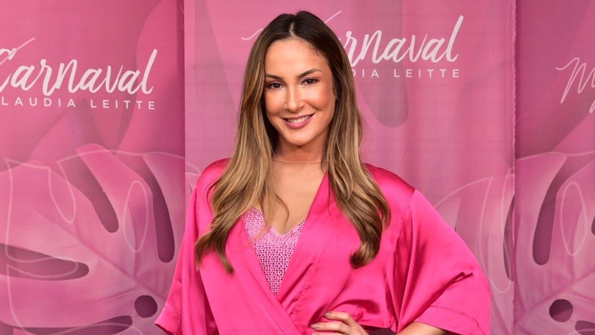 Mãe multitarefas! Claudia Leitte amamenta filha enquanto tira leite com  máquina - Purepeople