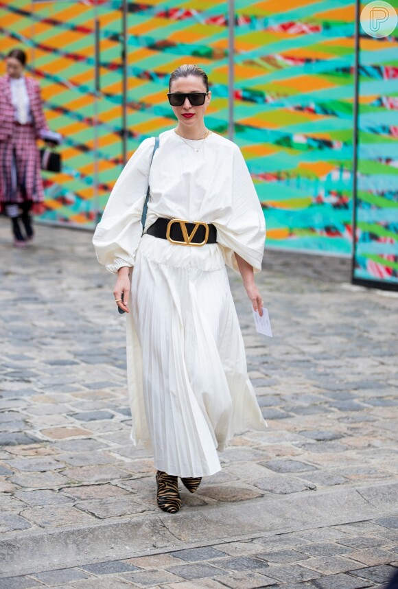 Vestido branco é perfeito para o look de verão, Réveillon e para usar já. Inpire-se nas fotos de street style das fashion weeks