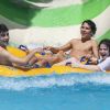 Sophia Valverde e o namorado, Lucas Burgatti, se divertiram em parque aquático do Ceará
