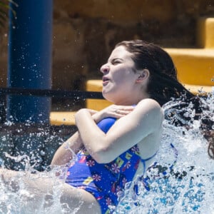 Sophia Valverde brincou em parque aquático do Ceará