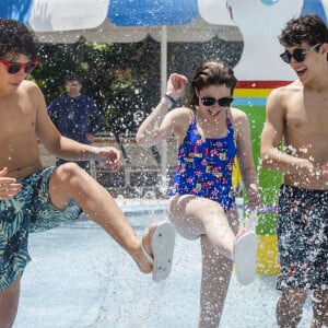 Sophia Valverde e o namorado, Lucas Burgatti, se divertiram em parque aquático do Ceará ao lado do ator Igor Jansen