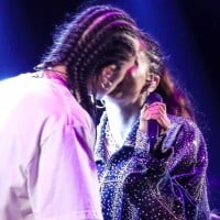Que pegada! Anitta e Vitão trocam beijos em show e web vibra: 'Casal lindo'