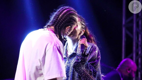 Anitta e Vitão voltaram a trocar beijos no palco após um show em dupla em Itajaí, Santa Catarina