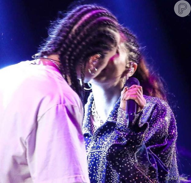 Anitta e Vitão voltaram a trocar beijos no palco após um show em dupla em Itajaí, Santa Catarina