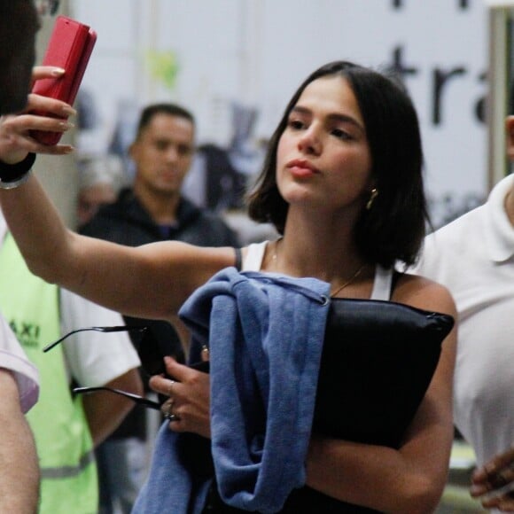 Bruna Marquezine contou que quase não tira foto no celular