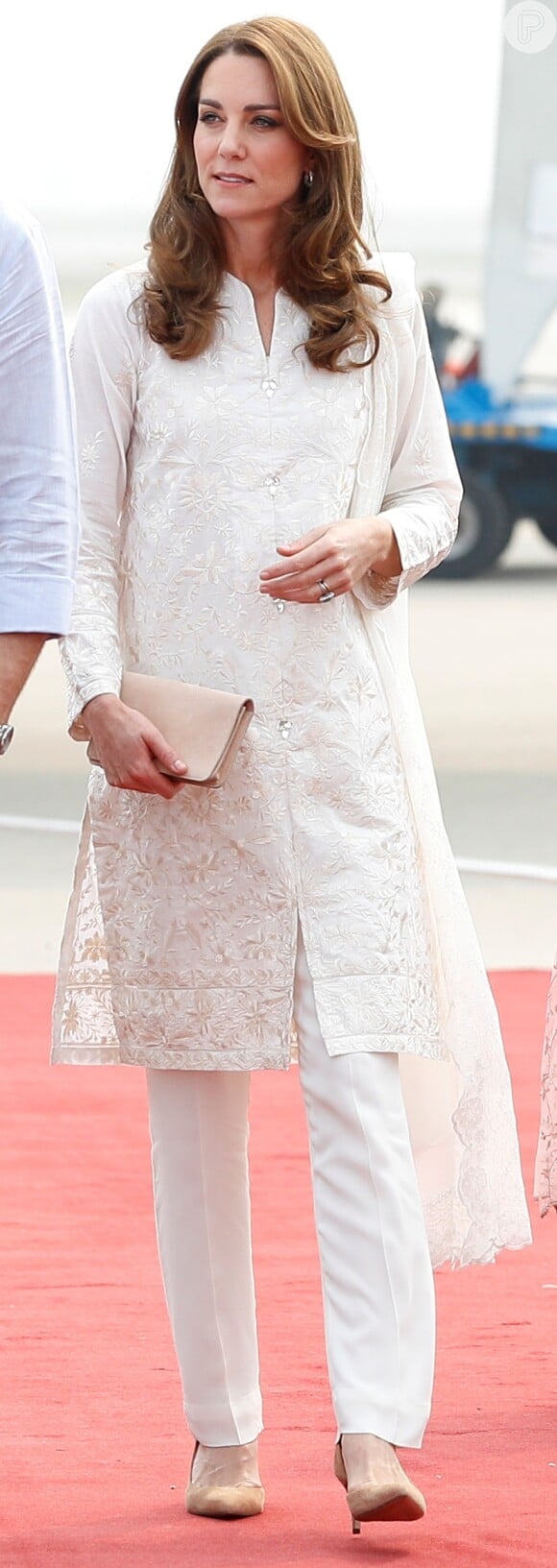 Kate Middleton aposta em túnica com bordado delicado e lenço em visita à Academia Nacional de Críquete, no Paquistão, nesta quinta-feira, dia 17 de outubro de 2019