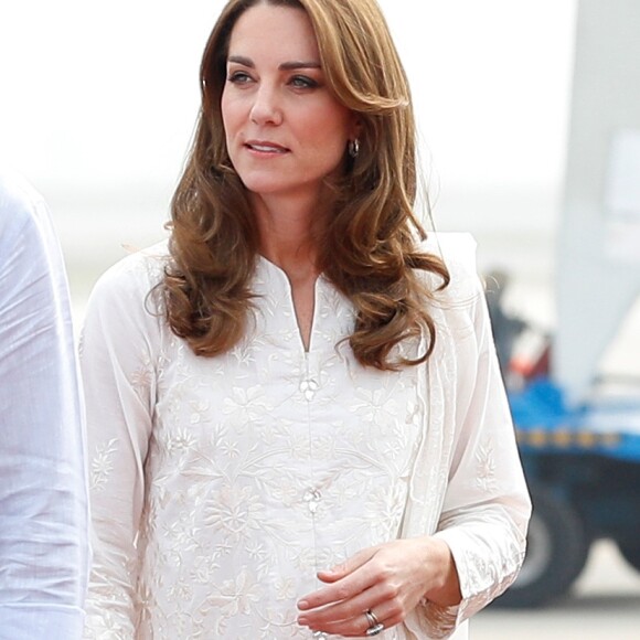 Kate Middleton aposta em túnica com bordado delicado e lenço em visita à Academia Nacional de Críquete, no Paquistão, nesta quinta-feira, dia 17 de outubro de 2019