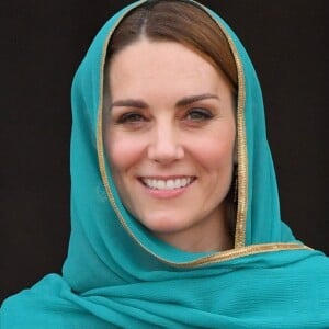 Kate Middleton usa túnica com renda e detalhe chama atenção em visita à mesquita nesta quinta-feira, dia 17 de outubro de 2019