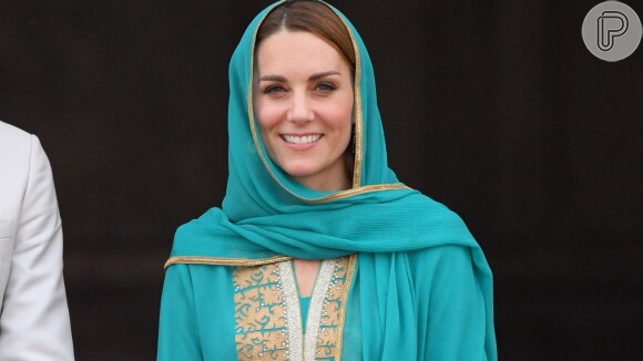Kate Middleton usa túnica com renda e detalhe chama atenção em visita à mesquita nesta quinta-feira, dia 17 de outubro de 2019