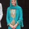 Kate Middleton usa vestido longo com desenhos, calça longa e lenço estiloso em visita à mesquita nesta quinta-feira, dia 17 de outubro de 2019
