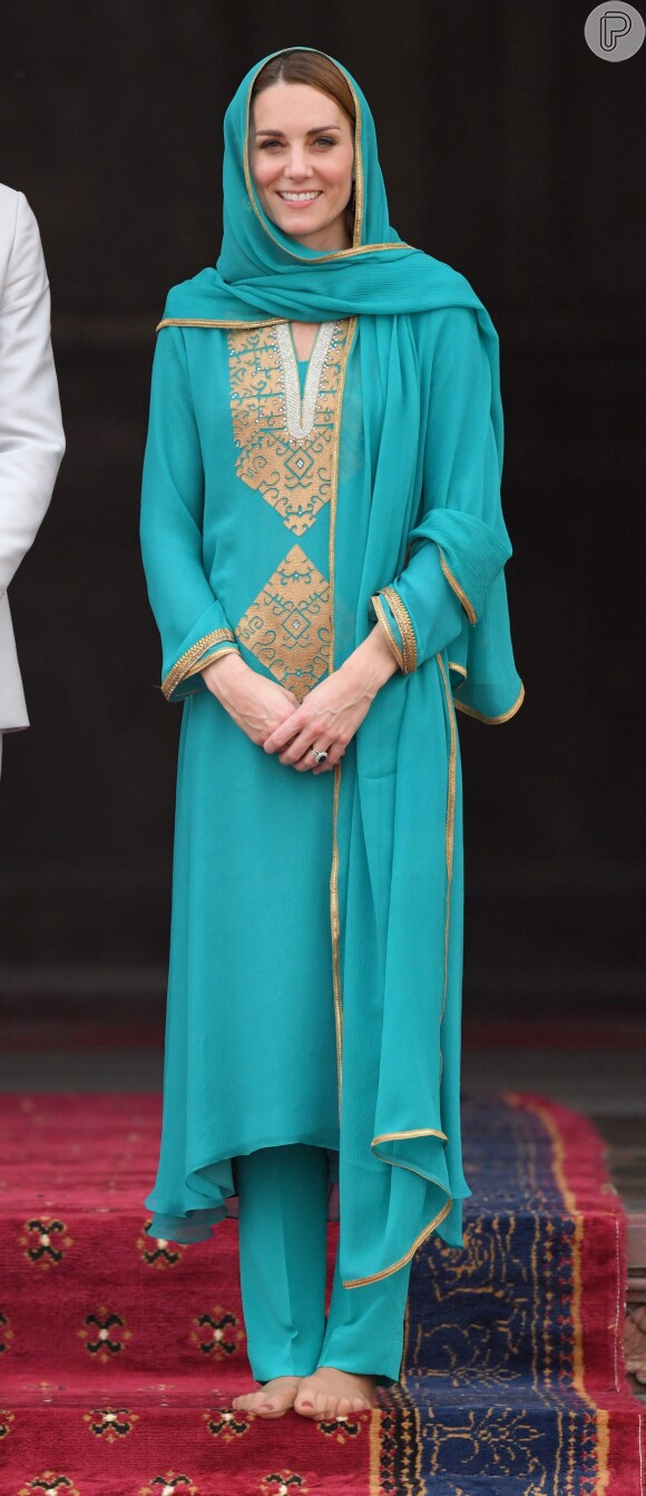 Kate Middleton usa vestido longo com desenhos, calça longa e lenço estiloso em visita à mesquita nesta quinta-feira, dia 17 de outubro de 2019