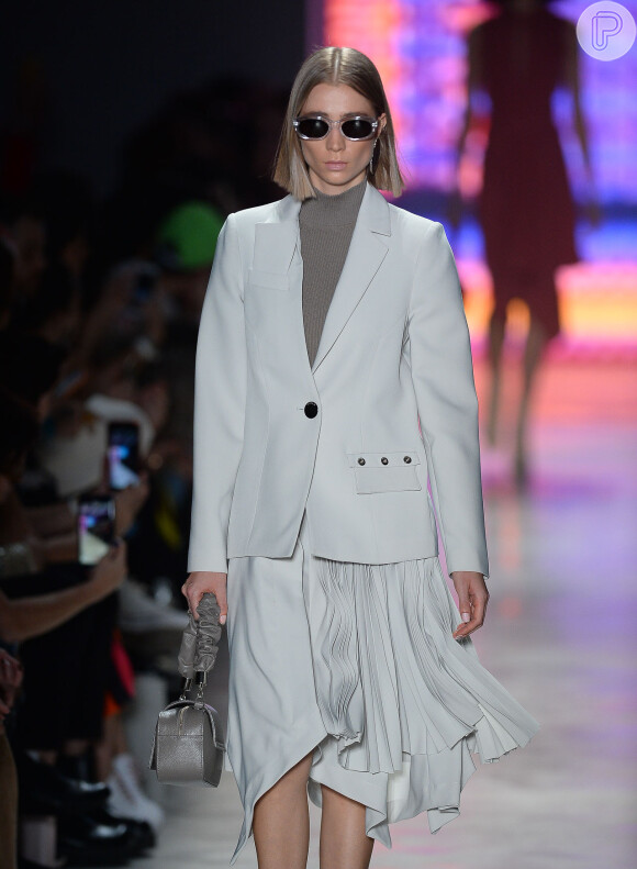 Blazer com saia: a tendência de moda desfilada pela Modem é queridinha de Bruna Marquezine
