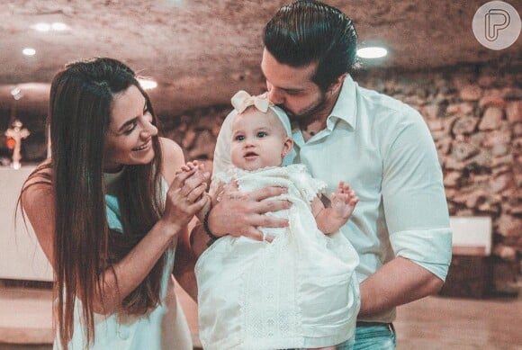 Luan Santana e Jade Magalhães encantam em foto de batizado nesta terça-feira, dia 22 de outubro de 2019