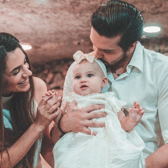 Luan Santana e Jade Magalhães encantam em foto de batizado nesta terça-feira, dia 22 de outubro de 2019