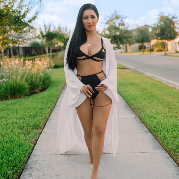 Dupla de Simone, Simaria elege look neon com bordado nesta quarta-feira, dia 23 de outubro de 2019