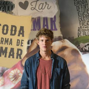 Filipe (Pedro Novaes) fica incomodado com a presença de Rui (Romulo Arantes Neto) em sua casa na novela 'Malhação: Toda Forma de Amar'