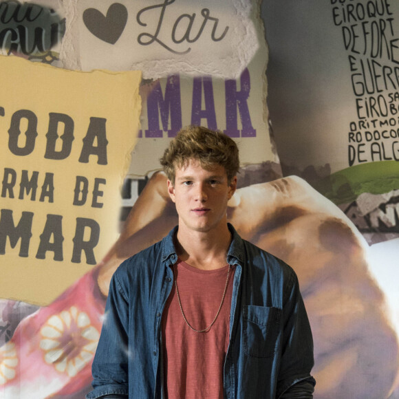 Filipe (Pedro Novaes) fica incomodado com a presença de Rui (Romulo Arantes Neto) em sua casa na novela 'Malhação: Toda Forma de Amar'